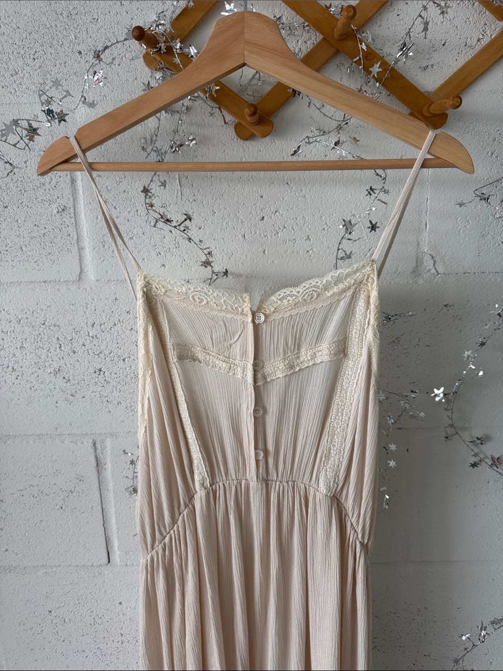 Chic Strapless Cream Dress with Lace Accents - Picture 2 of 7